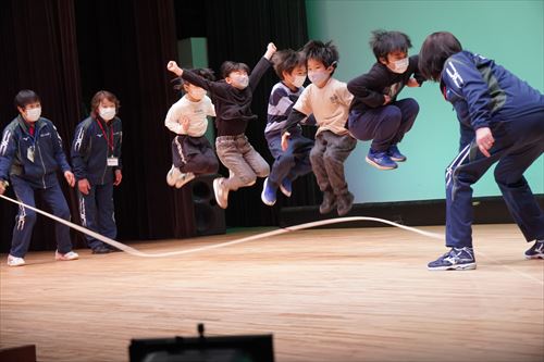 子どもが縄跳びの実演をする様子