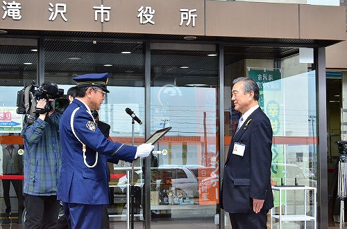 盛岡西警察署長から主濱市長へ賞賛状が伝達される様子