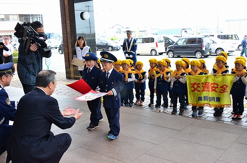 園児が手作りの交通安全ポスターを主濱市長と盛岡西警察署長に手渡しする様子