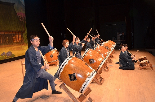 太鼓を叩く男性たち