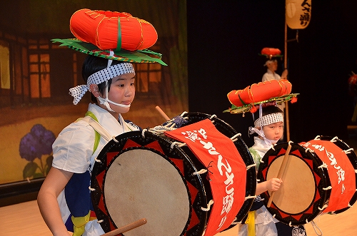 太鼓を抱えた女子と男児