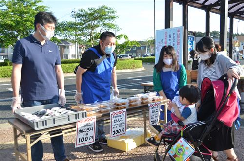 ベビーカーに乗った男児がおにぎり、だんごを見つめる