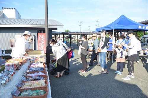 店の前で立ち止まり商品を見る女性