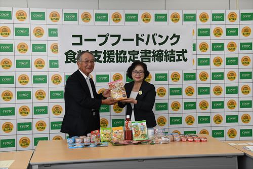 1つの食品を2人で手にして写真に収まる様子