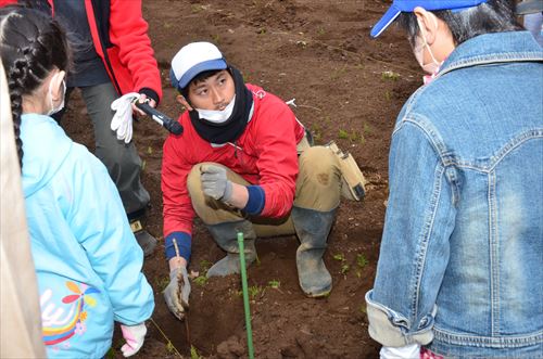 山田直輝さんが定植方法の説明をしている様子