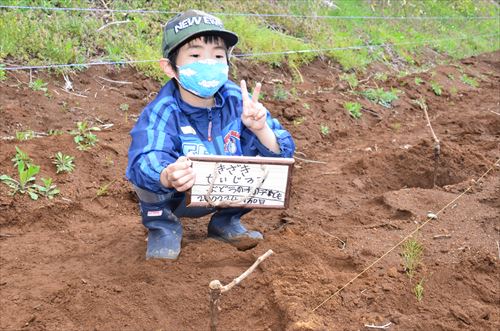 作業後の記念撮影をする男子