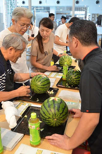 参加者数人が出来栄えを確認しながら作業にあたる様子