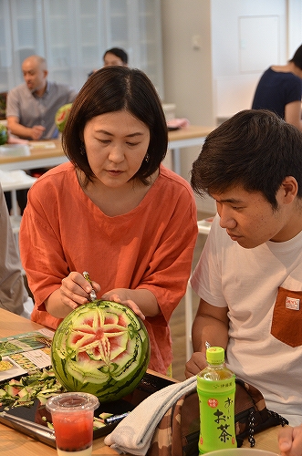 女性と男性が仕上がりを確認しながら作業する様子