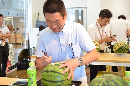 彫刻途中の男性の様子