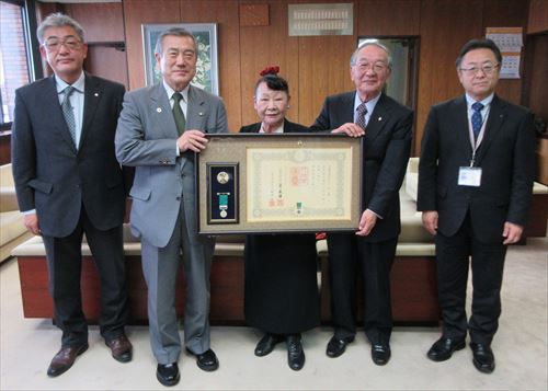 表敬訪問した川村靜江さん、市長室で記念撮影