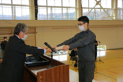 滝沢市出身で木造建築科1年の畑山諒さんが1年生の部で銅賞を受賞