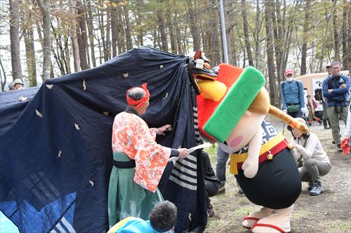 篠木神楽の獅子舞に頭を噛まれるちゃぐぽん