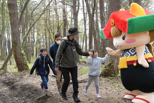 登山参加者と触れあうちゃぐぽんの写真