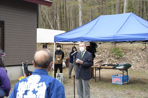 たきざわ自然情報センター前で行われた鞍掛山山開き式にて