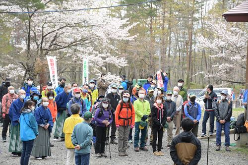 たきざわ自然情報センター前で行われた鞍掛山山開き式1