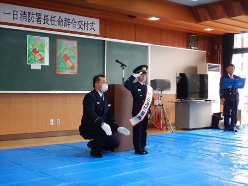 一日消防署長として敬礼をする笹村さん