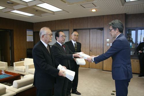 飲酒運転の撲滅への誓約書提出の様子