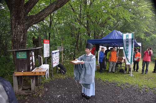 山開きの為の安全祈願の様子