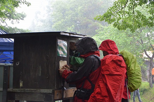 登山箱に登山届を投函する様子