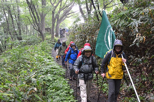 旗を担ぎ登山に臨む参加者