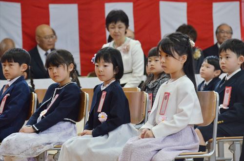 鵜飼小学校の入学式の様子