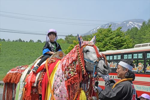 チャグチャグ馬コにまたがる園児