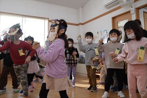 巣子保育園、豆まき会の様子1