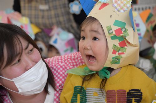 豆まき会にて鬼に驚く園児