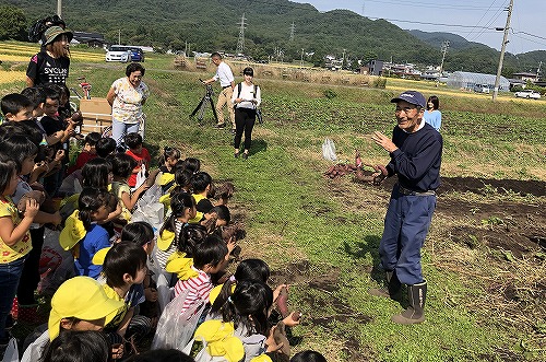 農家さんよりお話を聞く園児たち