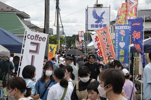 鷹巣子市の中の様子