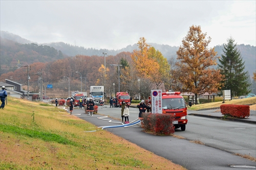 道路に並ぶ緊急車両たち