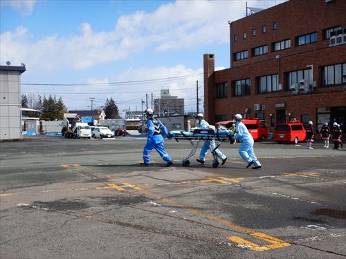 滝沢市市民福祉センターで行われた火災防御訓練の様子