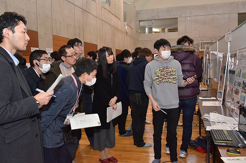 岩手県立大学ソフトウェア情報学部の成果発表の様子