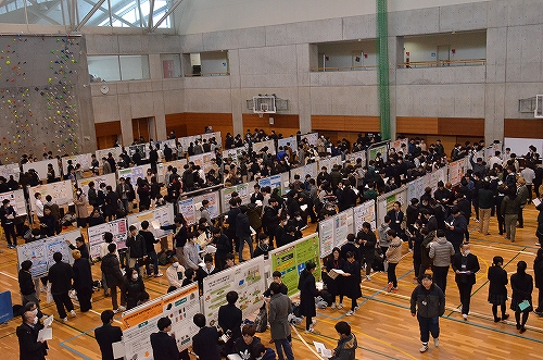 岩手県立大学ソフトウェア情報学部の成果発表の様子