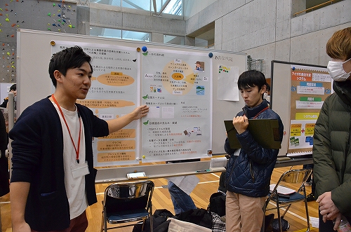 岩手県立大学ソフトウェア情報学部の成果発表の様子