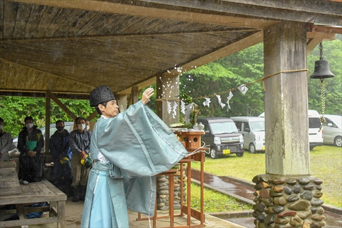 岩手山山開きの神事としてお清めの様子