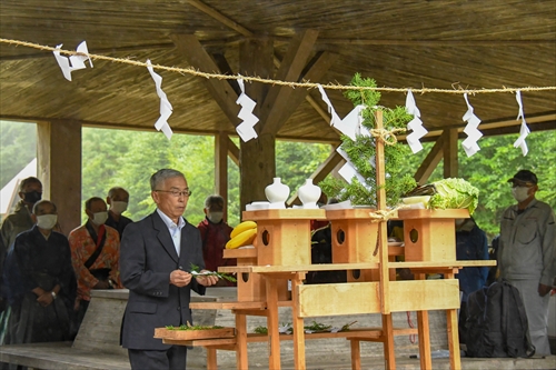 神棚へ祈りをささげる中島恒夫さん