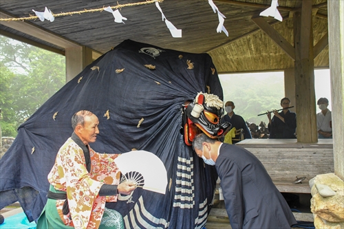 獅子舞に頭を噛まれる中島恒夫さん