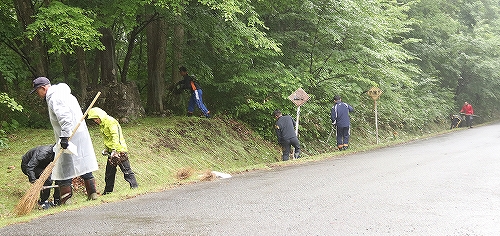 馬返し登山口の清掃活動の様子