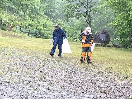 馬返し登山口の清掃活動の様子