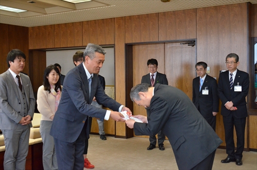 株式会社エー・アール・シー様による企業版ふるさと納税の贈呈式の様子