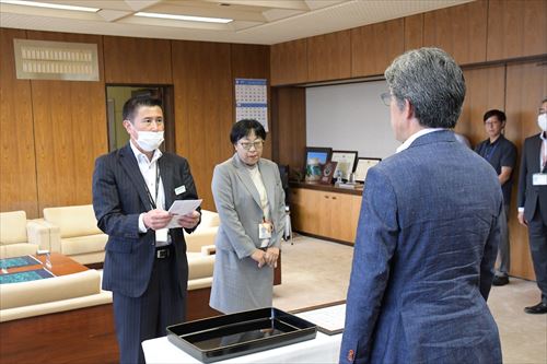 明治安田生命保険相互会社盛岡支社様よりいただいた寄付の様子