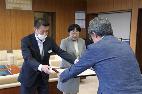 明治安田生命保険相互会社盛岡支社様よりいただいた寄付の様子