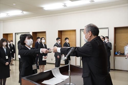 令和4年度新規採用職員辞令交付式の様子