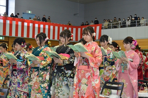 立ちあがりパンフレットを読む新成人のみなさん