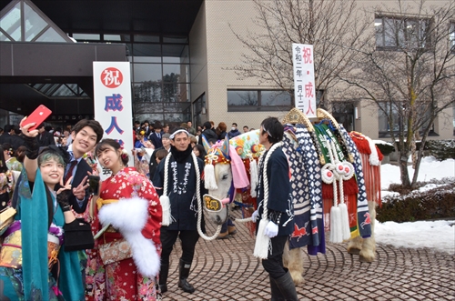 チャグチャグ馬コの前で自撮りの記念撮影をする