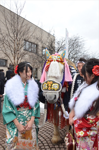 チャグチャグ馬コと写真を撮る二人