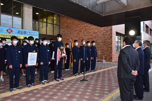 県中学校駅伝競走大会好成績選手の表敬訪問