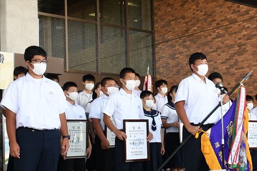 県中学校総合体育大会で活躍した中学生の表敬訪問の様子