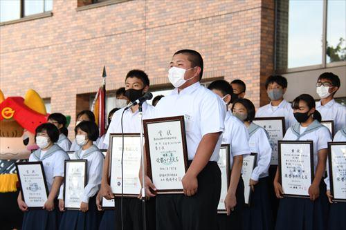 県中学校総合体育大会で活躍した中学生の表敬訪問の様子